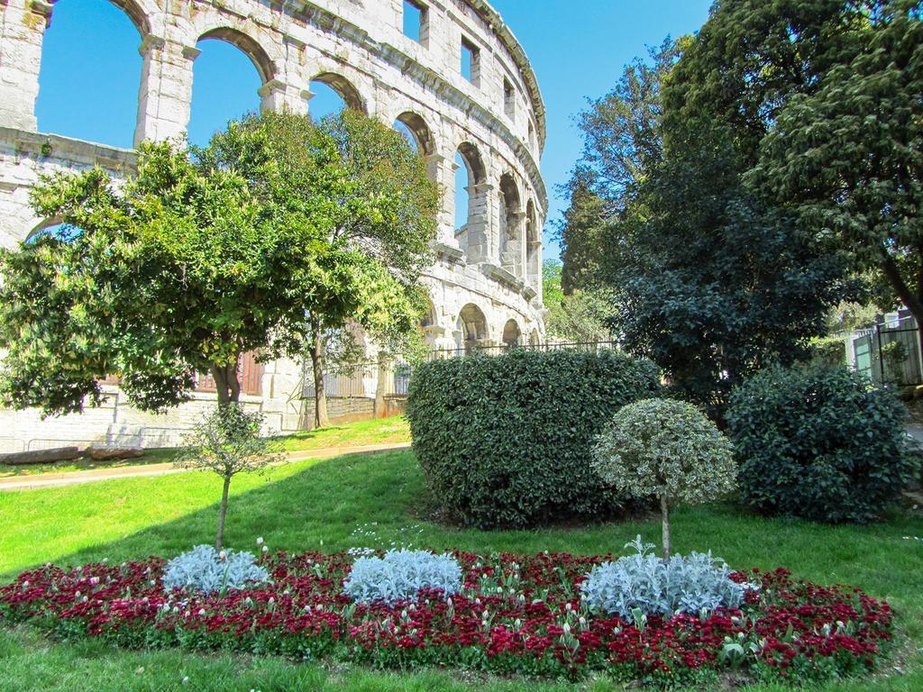 Gorgeous Apartment In Pula With House Sea View Exterior foto